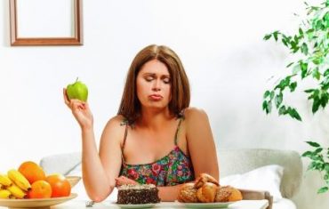 chudnutie - pokusenie - zena sa rozhoduje medzi ovocim a sladkym