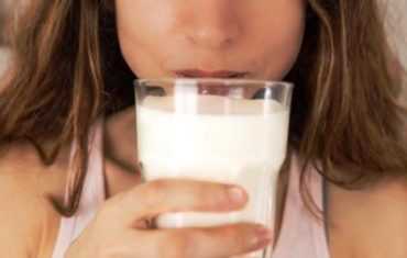glykemicky index mliecnych potravin - zena pije mlieko s pohara