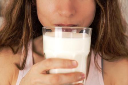 glykemicky index mliecnych potravin - zena pije mlieko s pohara