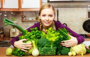 usmiata zena ma pred sebou cerstvu zeleninu